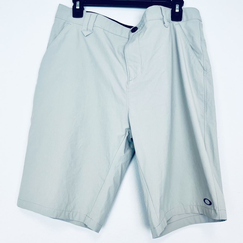 Oakley men’s size 36 beige stretch regular fit shorts